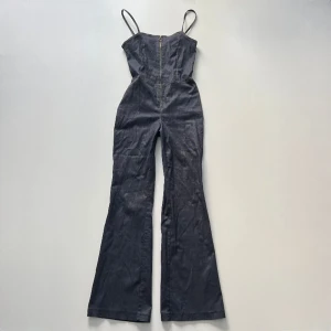 Jeans jumpsuit - Vintage bootcut jumpsuit i stretchigt jeans material. Innerbenslängd: 76 cm. Från armhålan till armhåla: 76 cm. Skriv privat för mer bilder! Hon på bilden är 160 cm 💖