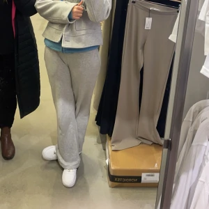 Mjukis - Säljer mina mjukisbyxor från bok bok💕 nästan helt nya använt dom 2-3 gånger. Säljer pga att dom inte kommer till användning löngre💕 dom är lågmidjade, köptes för 400kr