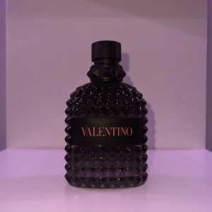 Valentino born in Roma uomo  - Detta är en helt sjukt galet god parfym och den är perfekt till sommar dagarna och en riktig komplimang magnet. Tveka inte på att fråga ifall ni har frågor ☺️. 