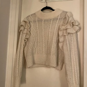 Stickad tröja med volang  - Använd fåtal gånger, mycket skön och snygg tröja