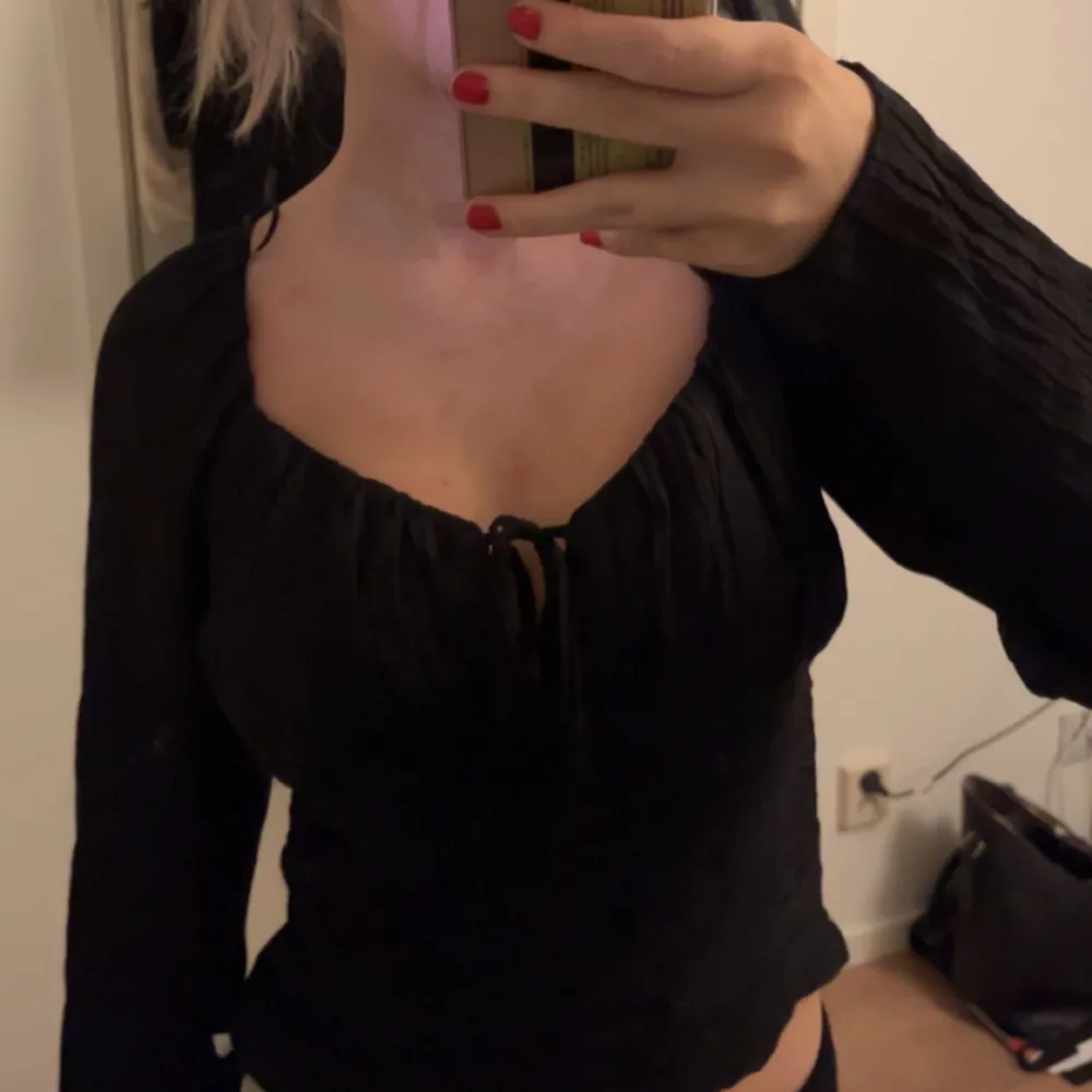 Säljer min super fina blus ifrån bikbok andvänd några få gånger Passar till alla tillfällen Storlek 34. Puserot.