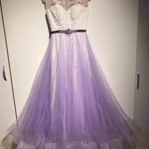 Klänning  - Klänning med kristaller, i mycket fint skick, djur och rökfritt hem.