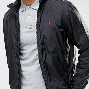 Ralph Lauren vår jacka  - Säljer min Ralph Lauren vår jacka. Den är strl M. Skick 9/10. 2600kr nypris. Byter gärna mot en Ralph Lauren väst