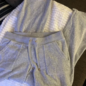Juicy couture byxor  - Ett par ljus gråa Juicy couture byxor med guld detaljer. Super sköna mjukisbyxor. Dessa är väl andvända. 