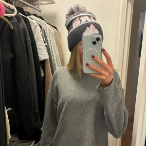 Grå tröja  - Snygg grå tröja som är köpt på Sellpy, oanvänd💞 