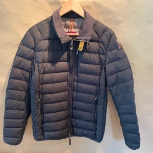 Parajumpers jacka - Parajumpers light weight jacka i svart färg. Använd under vinter, skick 7/10👌 Super bra pris!!