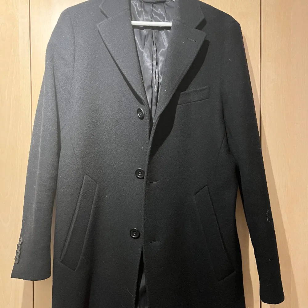 Säljer en svart kappa som är köpt på MQ, väldigt sparsamt använd och i väldigt bra skick! Kappan är från märket BLÄCK! I storlek 46-48(i herr storlek skulle säga passar en s/m) Köpt för ca 1500-2000kr. Jackor.