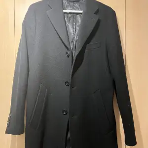 Säljer en svart kappa som är köpt på MQ, väldigt sparsamt använd och i väldigt bra skick! Kappan är från märket BLÄCK! I storlek 46-48(i herr storlek skulle säga passar en s/m) Köpt för ca 1500-2000kr