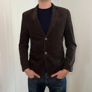 Manchester kavaj - Brun Manchester Kavaj | Skick 9/10 | Storlek M | Pris 299kr | Modellen på bilden är 187cm | Fraktar via PostNord och Instabox på köparens bekostnad:)  Hör av dig vid frågor och funderingar mvh 