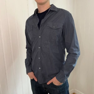 Skjorta - Blå Esprit skjorta (funkar som overshirt) | skick 9/10 | storlek L | Pris 149kr | Modellen på bilden är 187cm lång | Fraktar via PostNord och Instabox på köparens bekostnad:)  Hör av dig vid frågor och funderingar mvh 