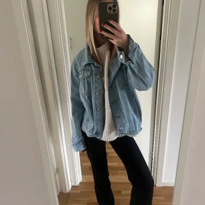 Jeansjacka  - Säljer min helt nya jeansjacka! Helt oanvänt med lappen kvar