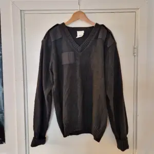 Vintage arme v-neck tröja  Det är bara att fråga om man vill ha fler bilder eller mått! Eller några andra frågor!  Inget pris är fast så skicka ett offer om du vill.