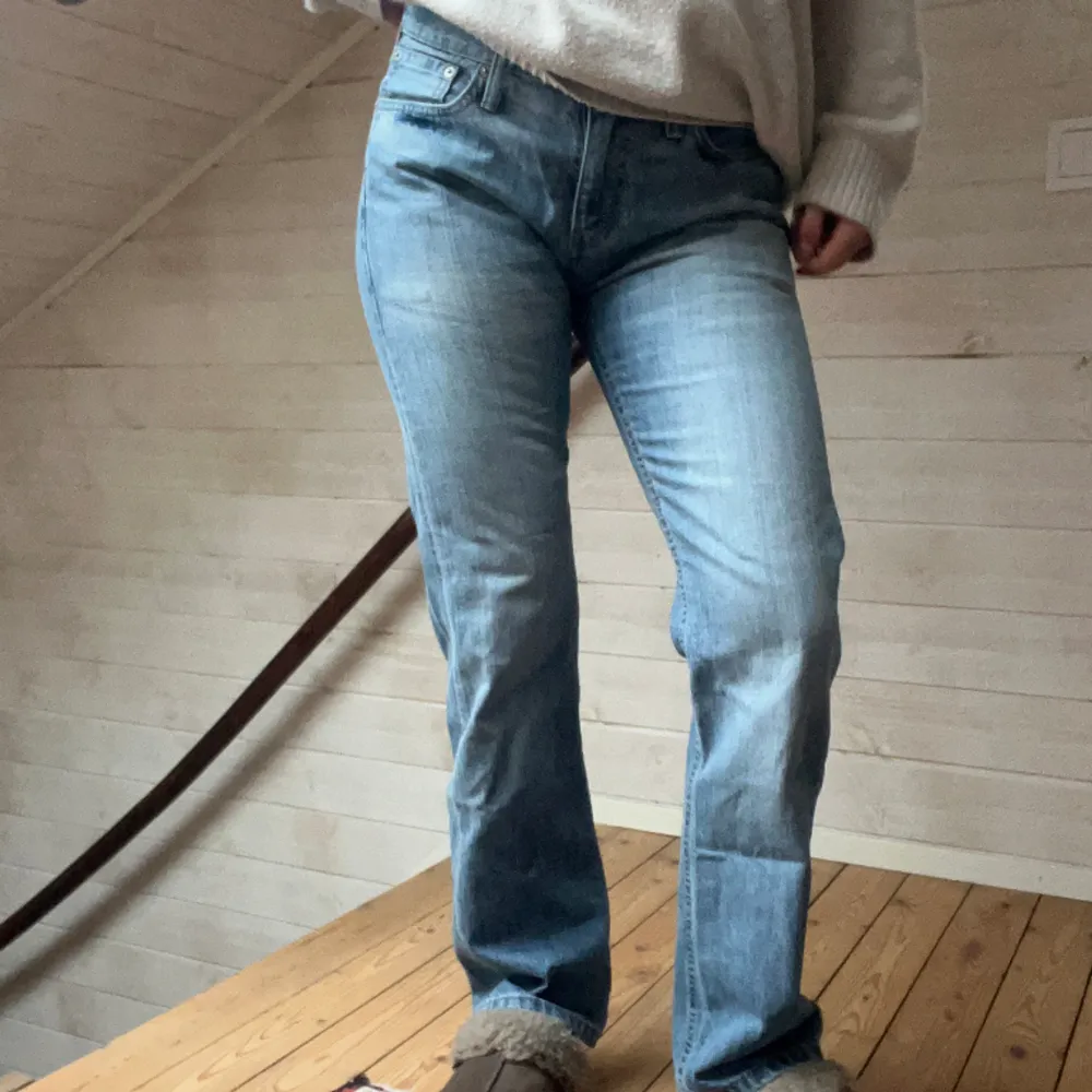 Levis jeans Midjemått: 37cm Innerbenslängd: 80cm Hela byxans längd: 99cm . Jeans & Byxor.