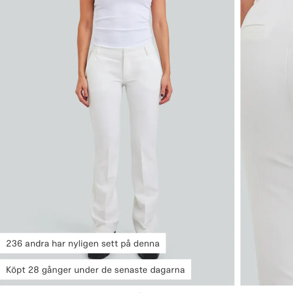 Lågmidjade vita kostymbyxor med slits. Jättefina men tyvärr för korta för mig. Finns inga defekter eller liknande!. Jeans & Byxor.