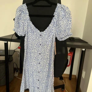 Klänning  - Aldrig använd  Prislapp finns kvar  Superfin  
