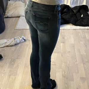 replay jeans - säljer ett par skitsnygga bootcut lågmidjade jeans från replay. har gjort dom bootcut själv som man ser på andra bilden. jag e 160 för referens❤️