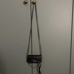 Zadig väska - Jättefin väska från Zadig&Voltaire. Köpte den på Plick för 990kr, lite små skador men syns knappt på avstånd. Säljer pga att jag inte använder den.💕