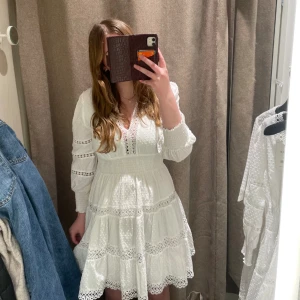 Vit by malina klänning  - Säljer nu min superfina studentklänning från by malina. Den är endast använd en gång och har inga fläckar. Klänningen är i storlek XL men passar mig som vanligtvis har L! 💓 