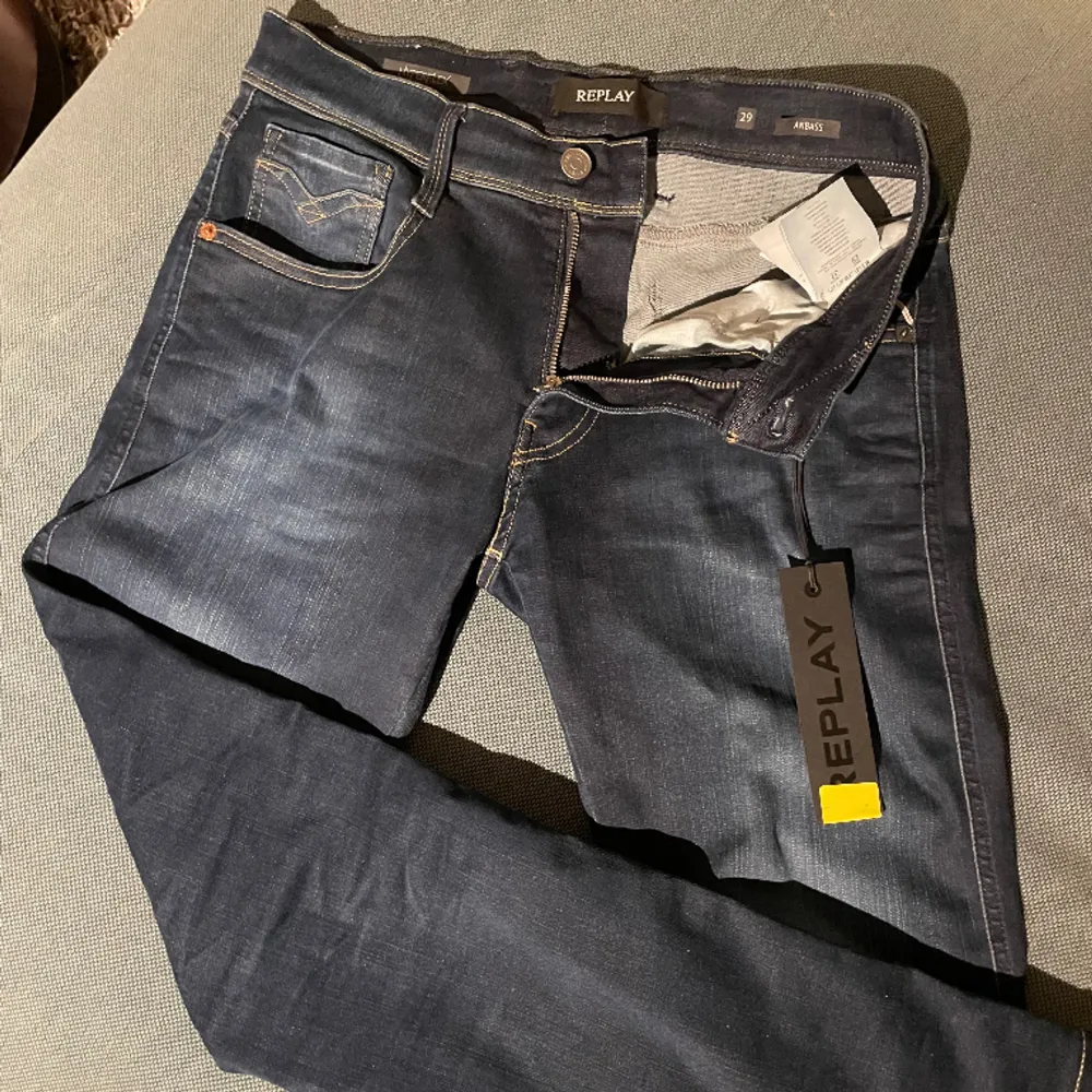 Säljer nu mina replay anbass jeans i storlek W29 L32  De är i nyskick och endast använda ett fåtal gånger Modellen är 180 cm lång. Jeans & Byxor.