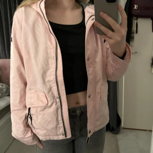 Superskönt vårjacka - Skriv privat vid fler frågor!😊  Använd 1-2 gånger