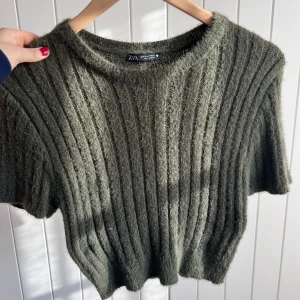 Stickad topp zara  - Använd ca 3 gånger. Kortare stickad topp 