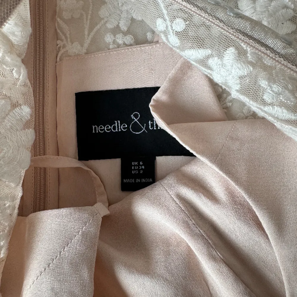 Maxi klänning från Needle & Thread. Ny pris 8000sek. Använd en gång. . Klänningar.