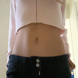 Svarta byxor  - Säljer dessa svarta jeans ifrån H&M eftersom de tyvärr blivit lite för små 💗Jag är ca 170 och dessa är i storlek 164. De är fof i bra skick 💘