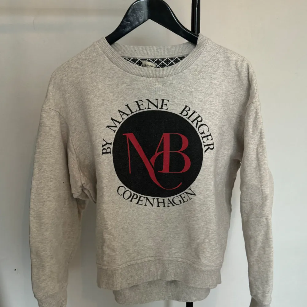 Säljer min superfina gråa sweatshirt från By Malene Birger i storlek xxs men passar mig som har xs🤍. Tröjor & Koftor.