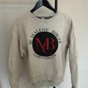 Säljer min superfina gråa sweatshirt från By Malene Birger i storlek xxs men passar mig som har xs🤍