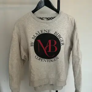 Säljer min superfina gråa sweatshirt från By Malene Birger i storlek xxs men passar mig som har xs🤍