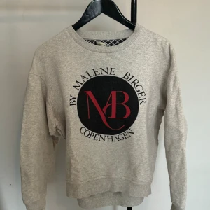 By Malene Birger sweatshirt  - Säljer min superfina gråa sweatshirt från By Malene Birger i storlek xxs men passar mig som har xs🤍