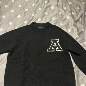 Arigato sweater - Säljer min stickade arigato tröja. Knappt använd och som ny, nypris e 3000. 