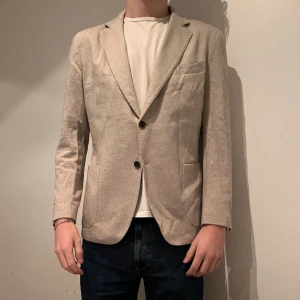 Italiens kavaj  - Italiensk tyg kavaj perfekt för sommaren och våren. Stl 54 men liten i storlek. Har vanligtvis 54 men denna är för liten. Skönt och luftigt material med ljust och fint mönster. 