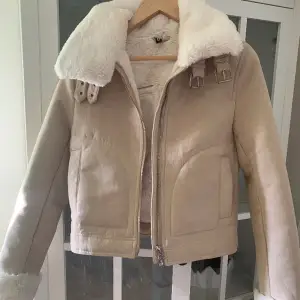 Säljer denna supersköna jackan, väldigt varm!🥰 litet märke inuti jackan som ej syns, bild privat🥰