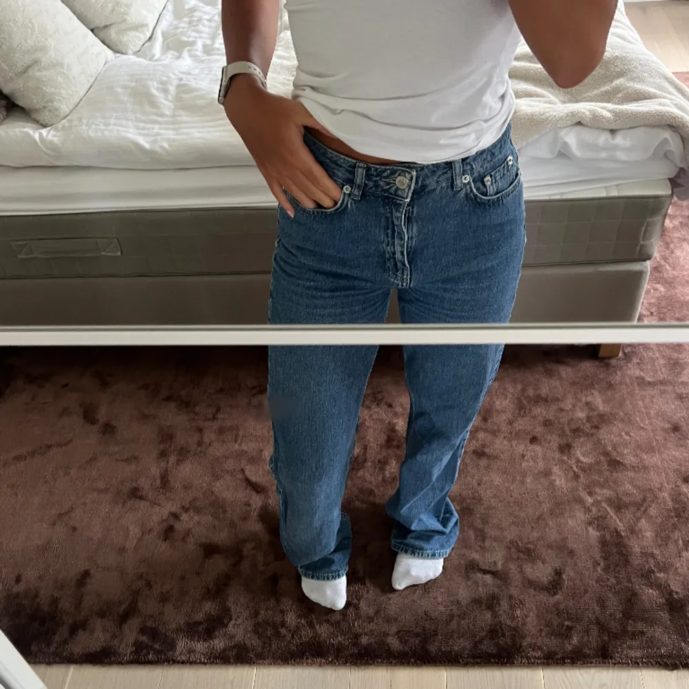 Supersköna jeans från nakd som inte kommer till användning längre. Jättebra i längden på mig som är ca 170 💕. Jeans & Byxor.