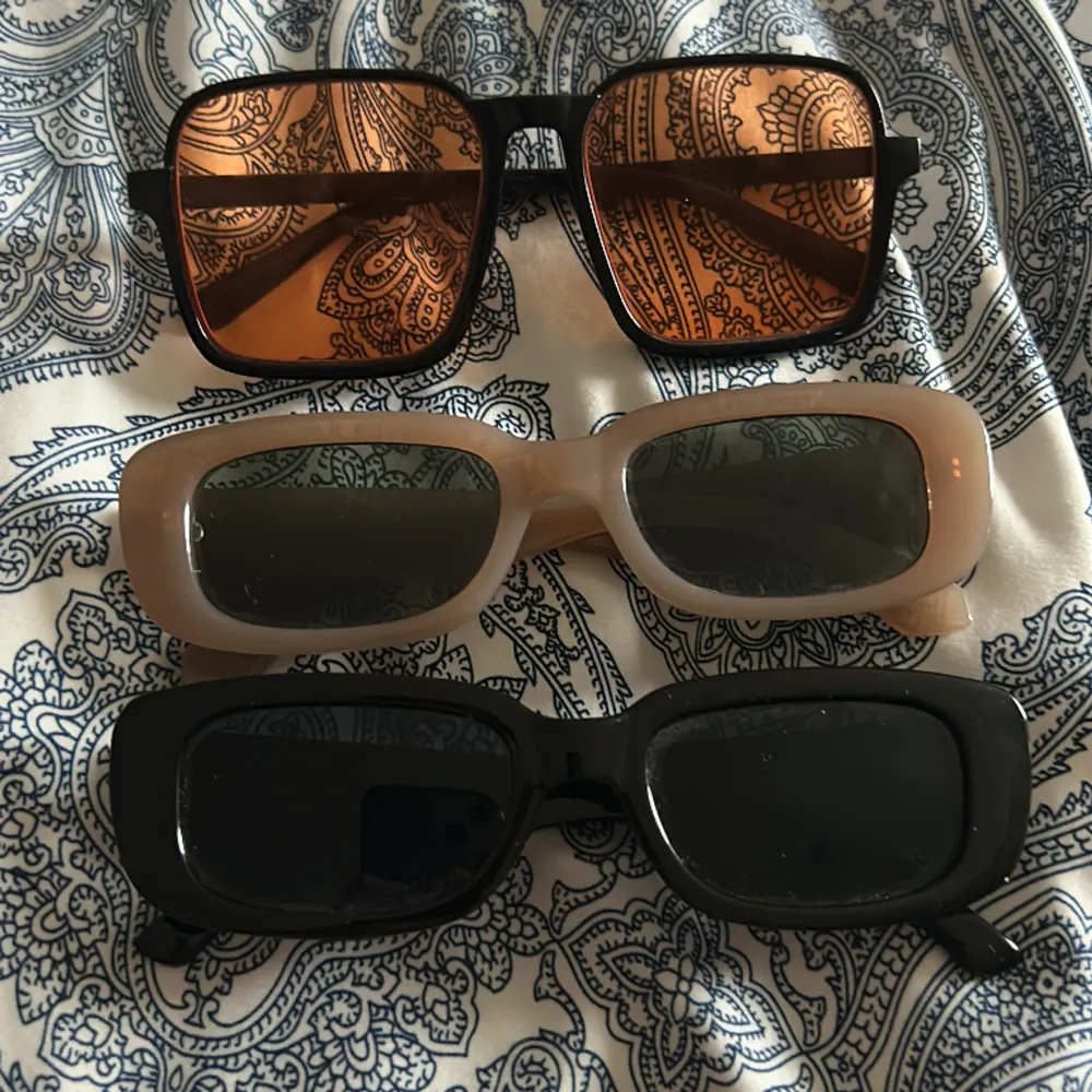 Säljer solglasögon från shein🤍 25 kr styck eller alla för 60☀️. Accessoarer.