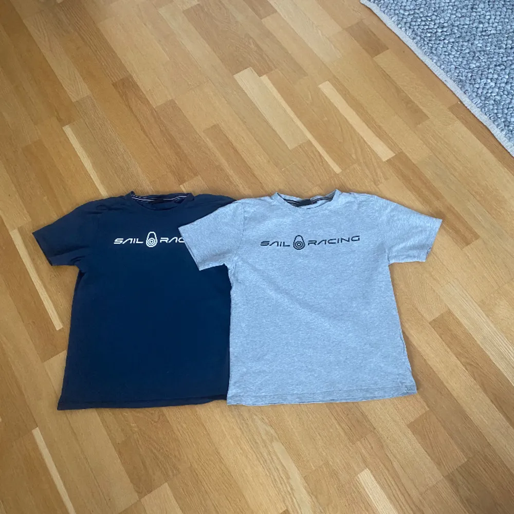 2 stycken snygga sail racing t-shirt i färgerna grå och navy Blue. Dem är i bra skick ( 8/10) och är använda sparsamt. Vänligen hör av dig vid frågor. Mvh Hugo . T-shirts.