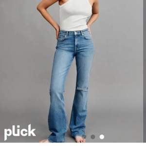 Utsvängda blåa jeans från Gina tricot, köpte för ca 1 år sedan och de är lite slitna men annars i bra skick. Skulle säga att de är midwaist, innerbenslängden är 72 cm💙