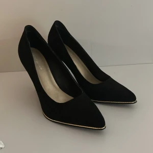 Klackar - Snygga klackar med guld detalj. Strl 41 !små i storleken! Mycket bra skick 