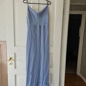 Ljusblå balklänning  - Fin blå balklänning i skönt material med fina detaljer. Använd 1 gång under en kväll, så i mycket bra skick. Sitter skönt på. Strl M normal i strl . 