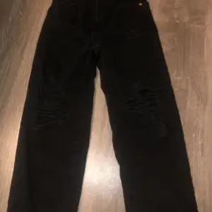 Ett par svarta jeans som aldrig blivit använda!
