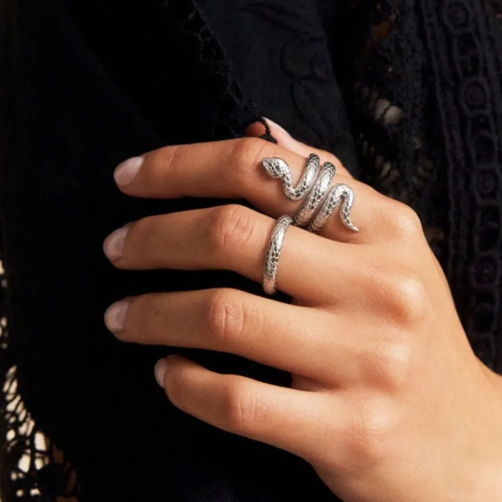 Säljer denna ring från Edblad då den inte har kommit till användo. Ringen är i mycket gott skick💕 svår att ta bra bild på därav bilderna☺️. Accessoarer.