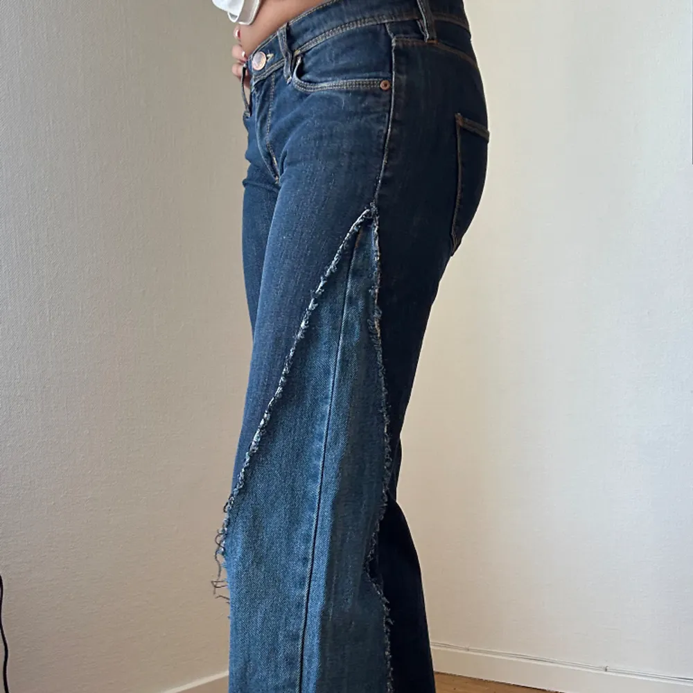 Jätte snygga Remake Jeans😍!! Flera bilder finns Mått: Midja (79cm) innerbenslängden (82cm) Pris kan diskuteras. Jeans & Byxor.