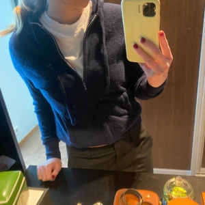 Soft goat zip up - Så fin soft goat tröja, säljer pågrund av att jag inte använder den längre!😊Den är väldigt sparsamt använd, kan även tänka mig att gå ner i pris!