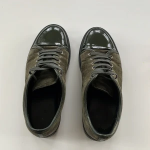 Lanvin cap toe  - Stiliga lanvins i uk 7! Sitter stort 42-43, sliten sula annars fint skick, endast dustbag medföljer 