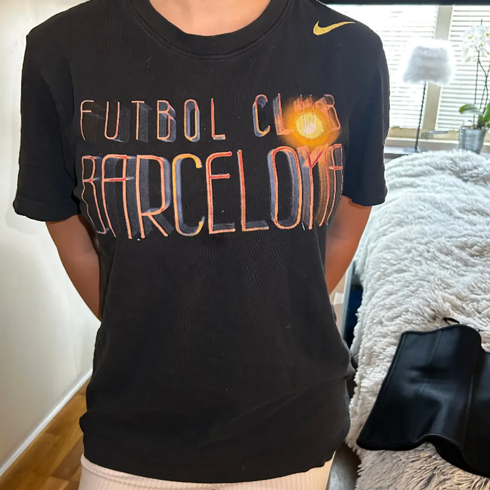 En FC barcelona t-shirt. . T-shirts.