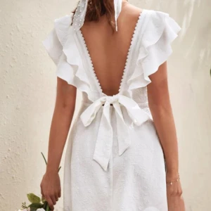 Student klänning  - Säljer denna student klänning då jag köpte fler. Bara testad och aldrig använd. Verkligen jätte fin på. Hör av er vid eventuella frågor!