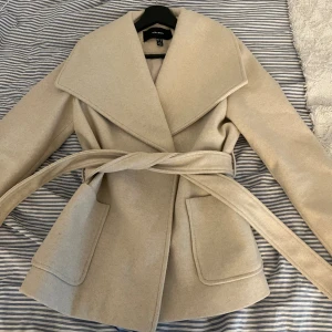 Kappa - Jätte snygg kappa från vero Moda, köpt för någon månad sen men har inte kommit till användning än