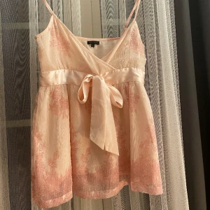 Linne - Super fin linne som inte används. I väldigt bra skick där det finns en dragkedja åt sidan! Man kan justera banden och perfekt nu till sommaren/våren💕