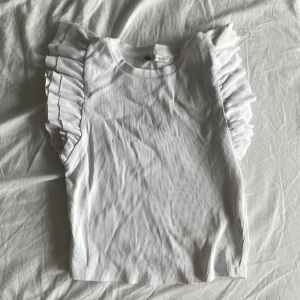 Fint linne till våren och sommaren! - Fint linne inköpt från zara sommaren 22. Strl M men liten i storleken så passar XS och S men även M men då lite mindre🙌  Inga defekter, i nyskick. Har använts Max 2 ggr.